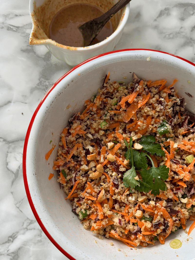 Une salade de quinoa crémeuse