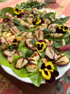 Salade de pêche blanche et Halloumi