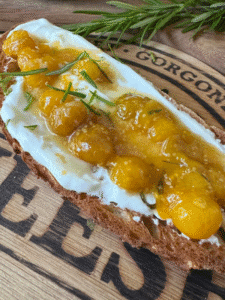 Toast cerises de terre miel & romarin