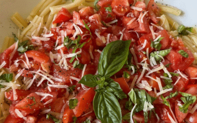 Quand on prend tout ce qu’on aime dans une bruschetta des tomates juteuses, du basilic frais, une huile d’olive de qualité, de l’ail et du parmesan qu’on y ajoute des pâtes al dente, on obtient un plat qui goûte l’été.
