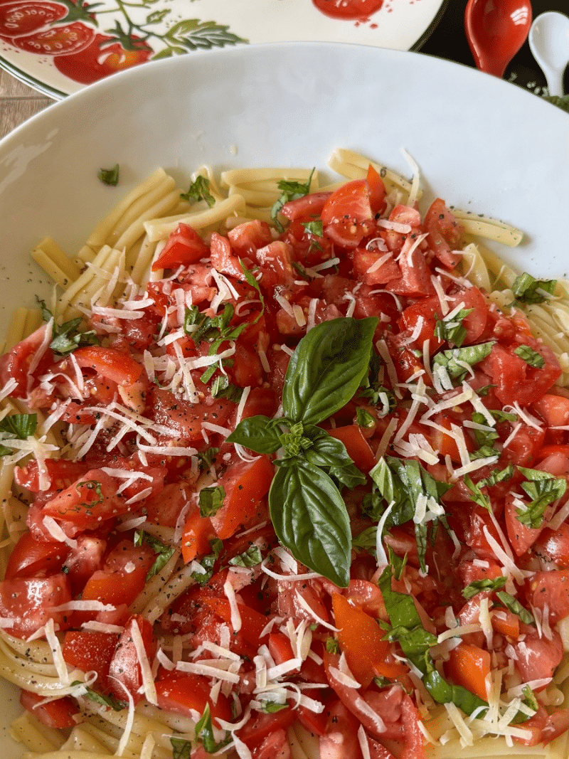 Quand on prend tout ce qu’on aime dans une bruschetta des tomates juteuses, du basilic frais, une huile d’olive de qualité, de l’ail et du parmesan qu’on y ajoute des pâtes al dente, on obtient un plat qui goûte l’été.