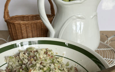 Salade de chou crémeuse et croquante, relevée d’une vinaigrette légère au kéfir. Une recette fraîche et savoureuse où le chou finement émincé se mélange à une sauce onctueuse, légèrement acidulée et pleine de fraîcheur. Le kéfir apporte une touche douce et équilibrée, parfaite pour accompagner un repas d’été, un barbecue ou simplement pour ajouter un peu de fraîcheur à l’assiette.
